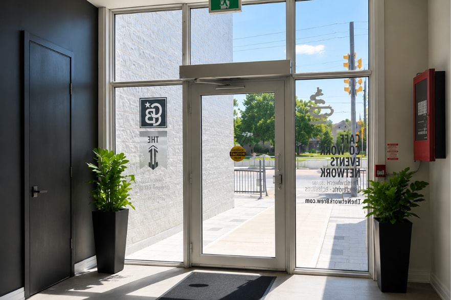 431 Davis Dr, Newmarket, ON à louer - Photo du bâtiment - Image 3 de 10