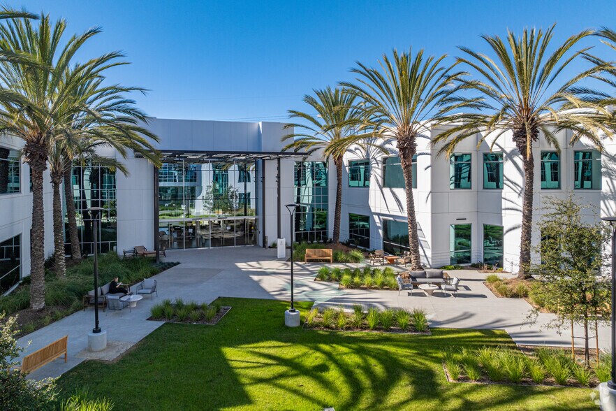 6220 Greenwich Dr, San Diego, CA à louer - Photo du bâtiment - Image 2 de 6