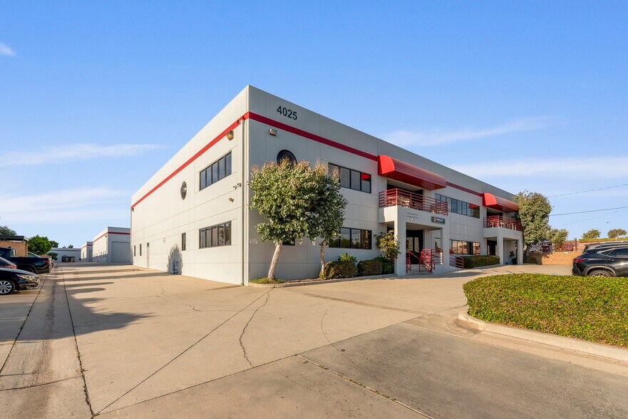 4025 Spencer St, Torrance, CA à louer - Photo du bâtiment - Image 1 de 7