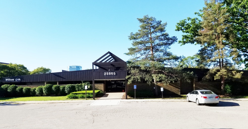 25865 W 12 Mile Rd, Southfield, MI à louer - Photo du bâtiment - Image 1 de 4