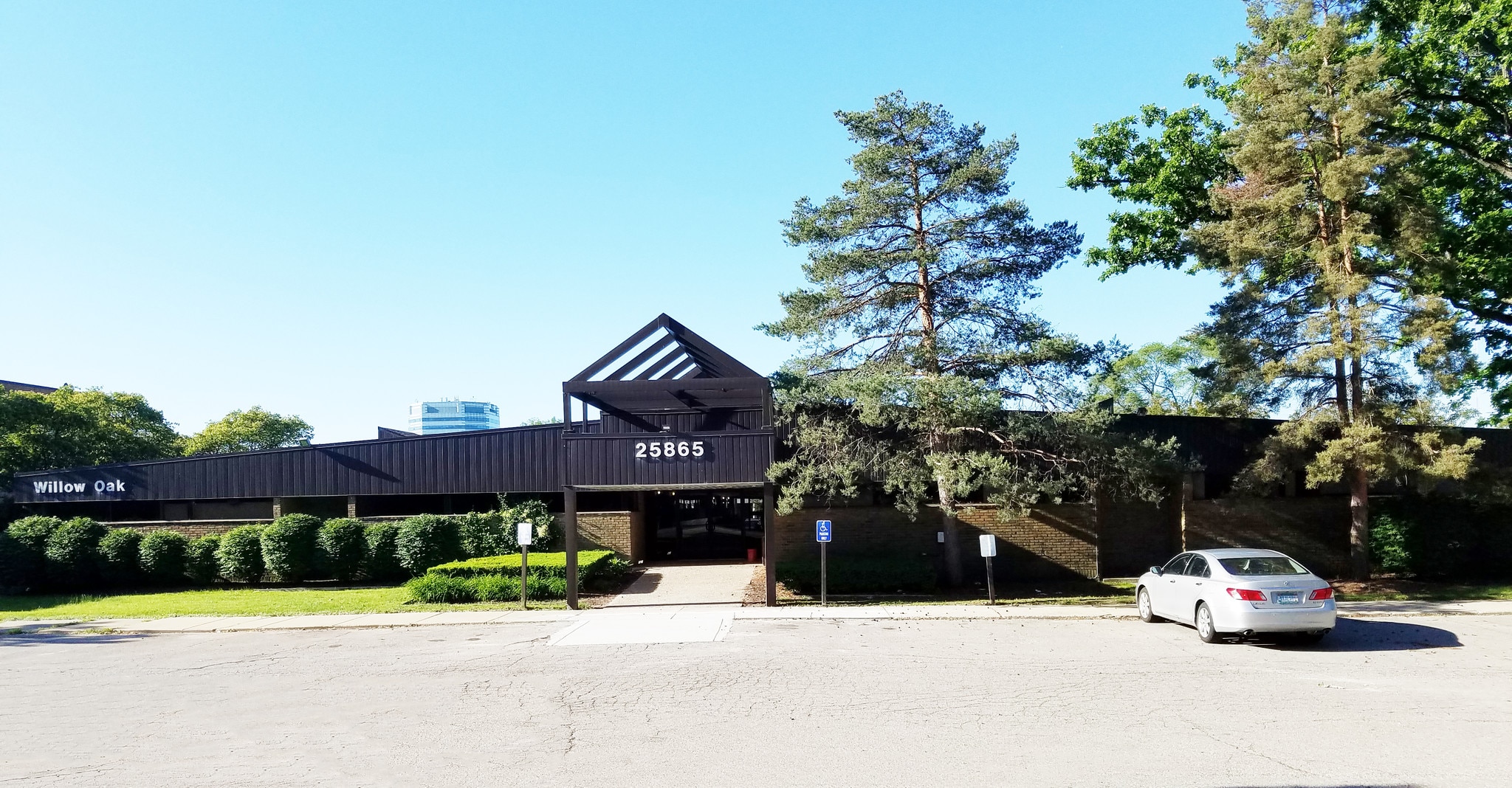 25865 W 12 Mile Rd, Southfield, MI à louer Photo du bâtiment- Image 1 de 5
