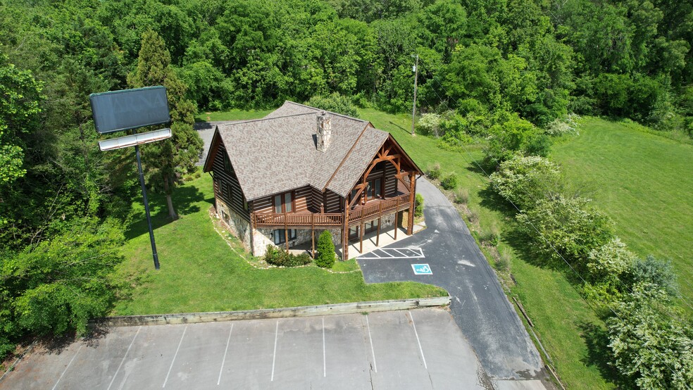 2215 N Charles G. Seivers Blvd, Clinton, TN à vendre - Photo du bâtiment - Image 1 de 1