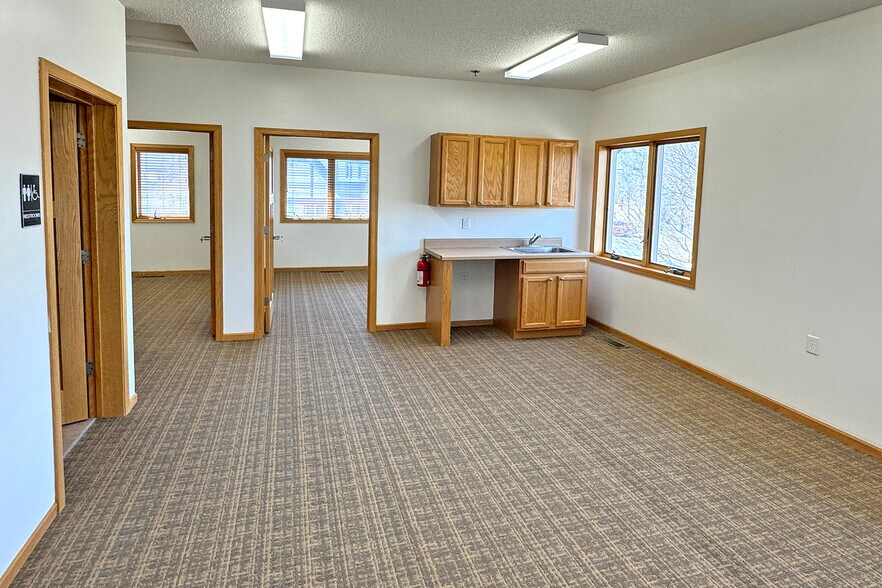 2115 County Road D E, Maplewood, MN à louer - Photo du bâtiment - Image 3 de 12