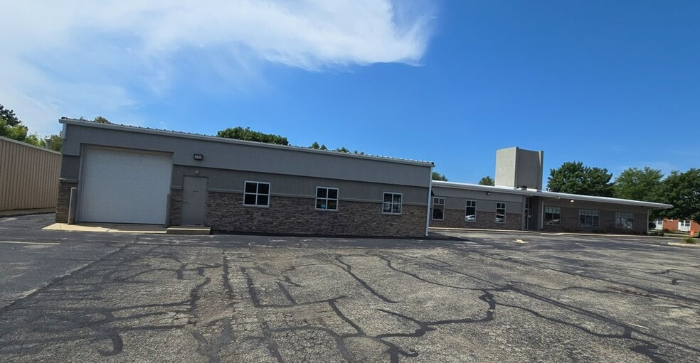 1261 W Main St, Sun Prairie, WI for lease - Building Photo - Image 2 of 6