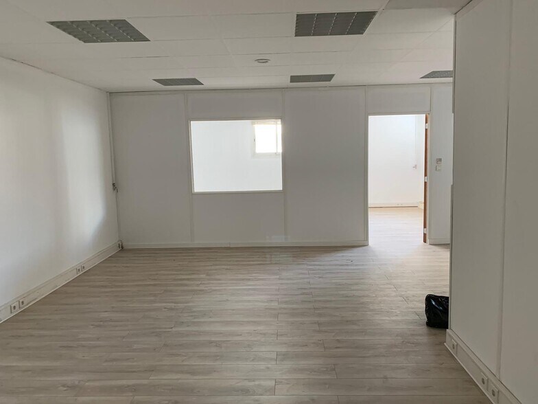Office in Marseille for lease - Interior Photo - Image 3 of 9