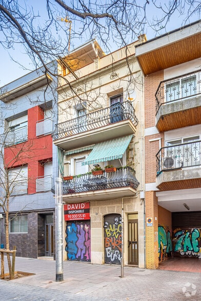 Immeuble residentiel dans Barcelone, Barcelona à vendre - Photo principale - Image 1 de 2