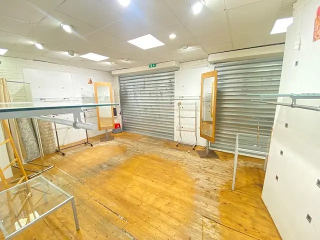 Retail in Paris for lease Interior Photo- Image 1 of 3