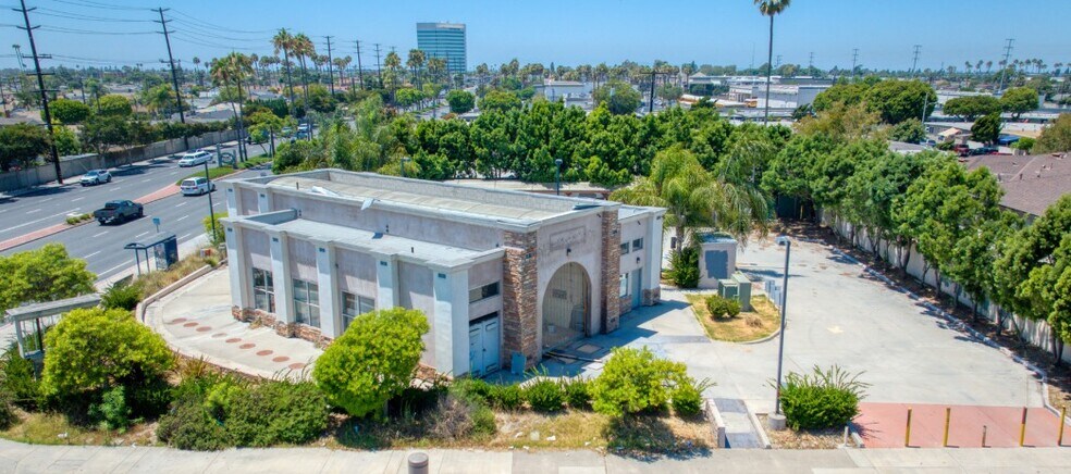 8471 Warner Ave, Huntington Beach, CA à vendre - Photo du bâtiment - Image 2 de 4