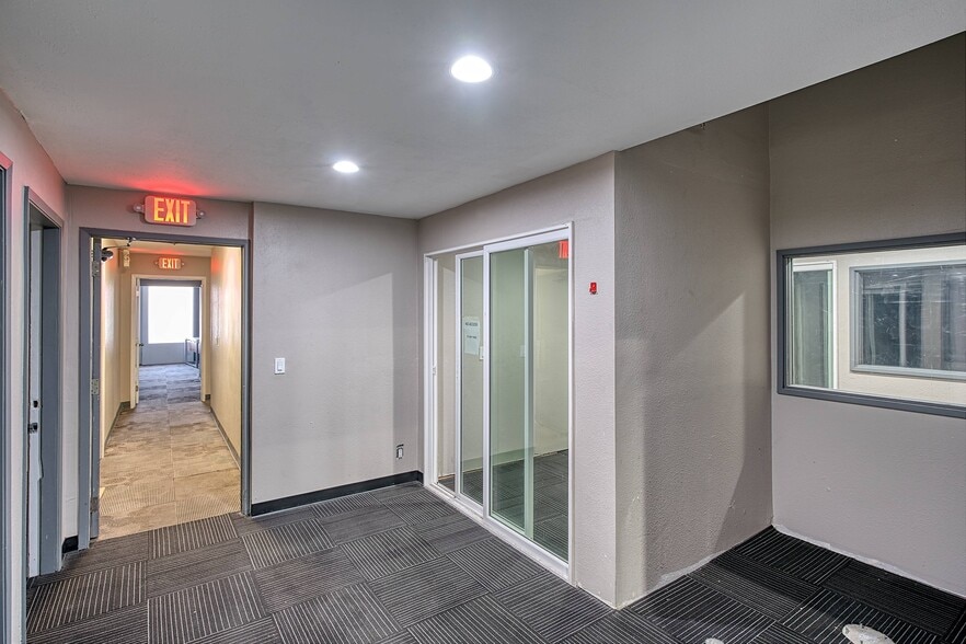 8025 Remmet Ave, Canoga Park, CA for lease - Interior Photo - Image 3 of 5
