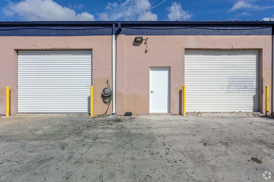 3350 Hanson St, Fort Myers, FL for lease - Building Photo - Image 3 of 4