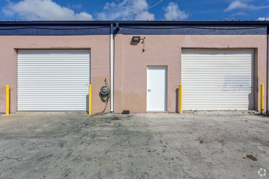 3350 Hanson St, Fort Myers, FL à louer - Photo du bâtiment - Image 3 de 4