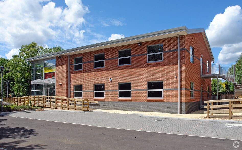 Molly Millars Ln, Wokingham à vendre - Photo du bâtiment - Image 3 de 7