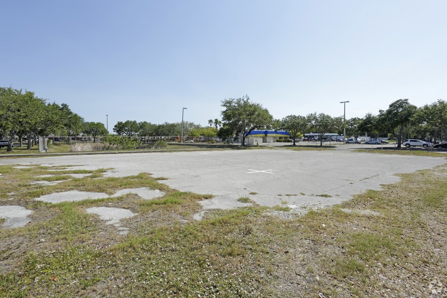 6156 W 14th St, Bradenton, FL for lease - Primary Photo - Image 1 of 15