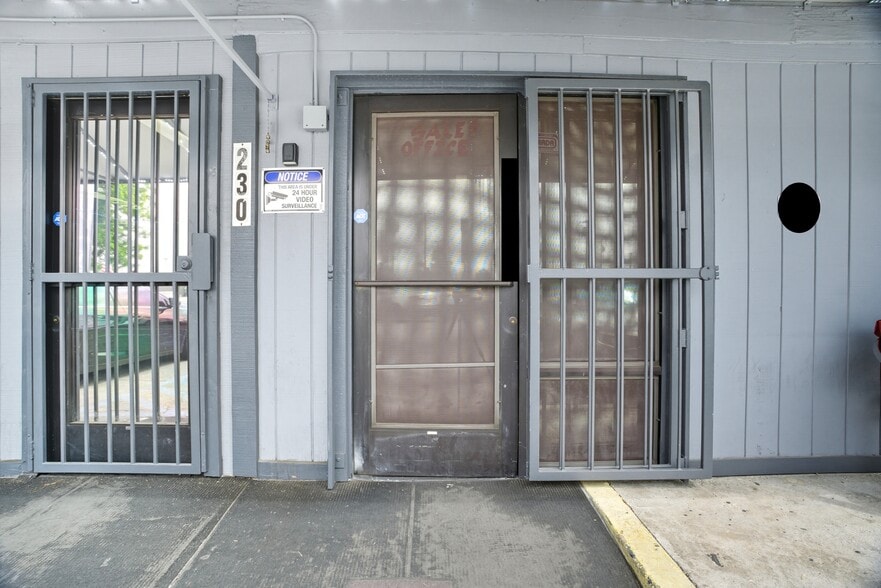 230-226 W Florida, Hemet 92543 portfolio of 2 properties for sale on LoopNet.ca - Building Photo - Image 3 of 6