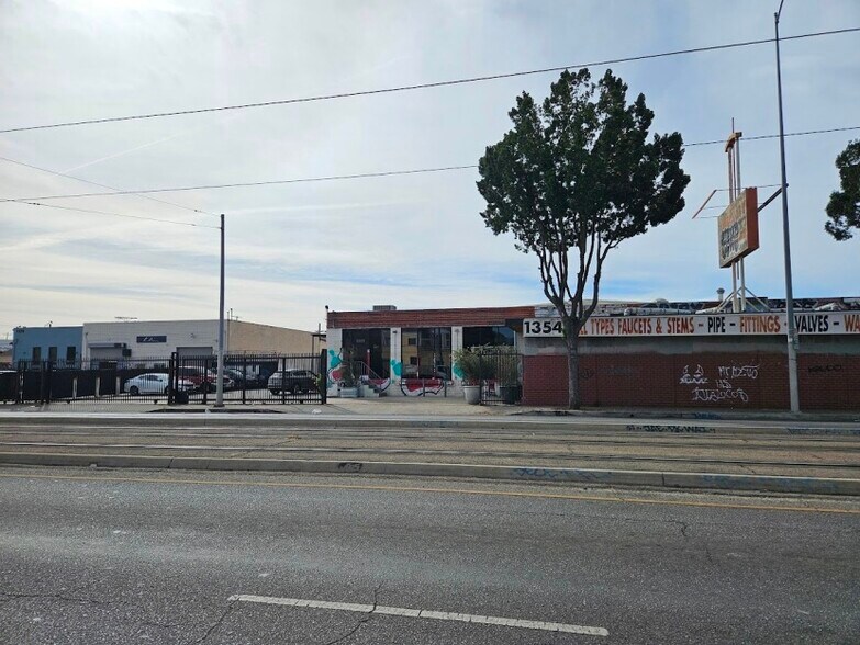1354 E Washington Blvd, Los Angeles, CA à vendre - Photo du bâtiment - Image 3 de 25