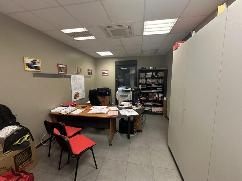 Industrial in Saint-Jean-de-Braye for lease - Interior Photo - Image 2 of 3