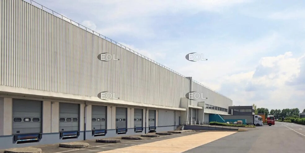 Industrial in Compans for lease - Building Photo - Image 3 of 3