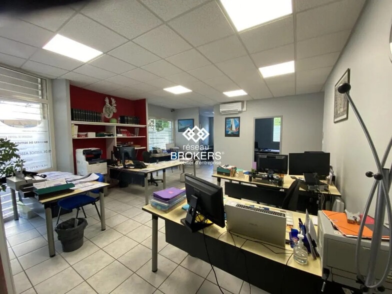 Commerce de détail dans Fontaine à louer - Photo intérieure - Image 2 de 9