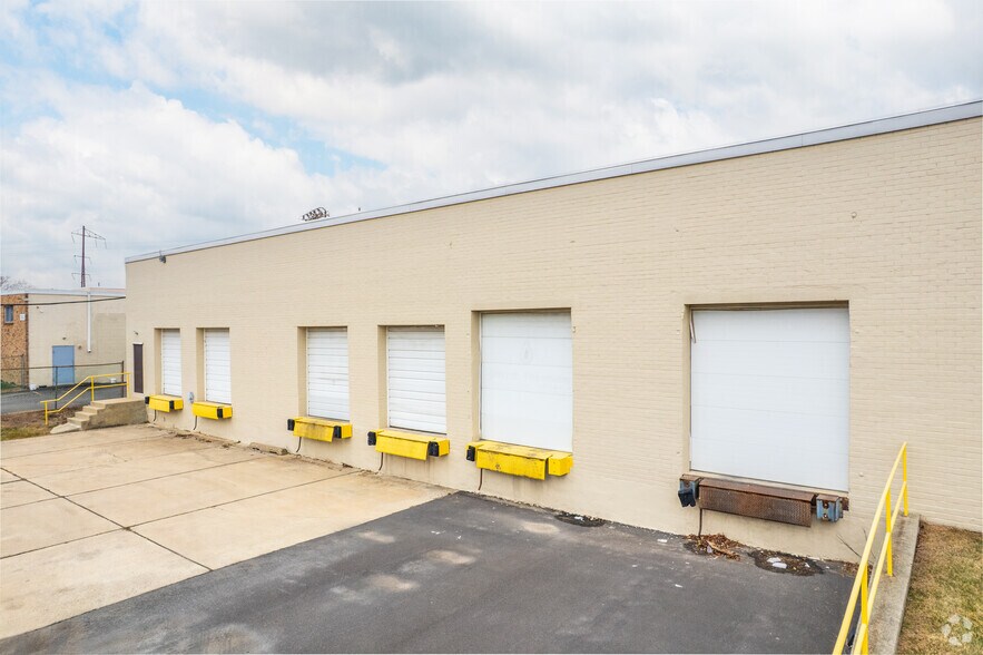 1750 Woodhaven Dr, Bensalem, PA à louer - Photo du bâtiment - Image 2 de 5
