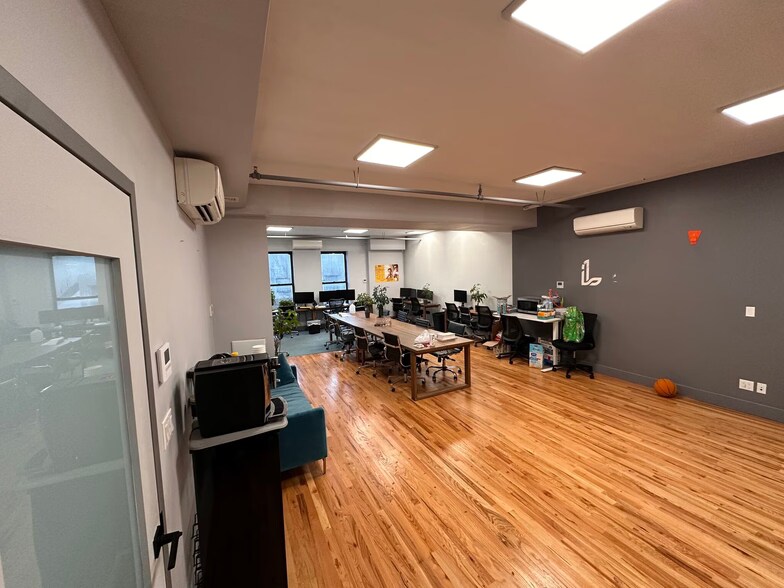 390 Berry St, Brooklyn, NY for lease - Building Photo - Image 3 of 7