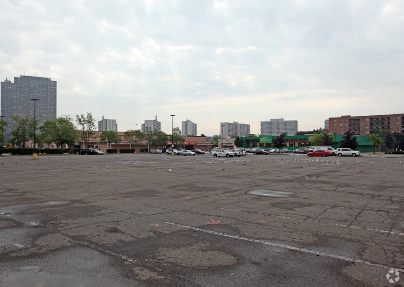 45 Overlea Blvd, Toronto, ON à louer - Photo du bâtiment - Image 2 de 3