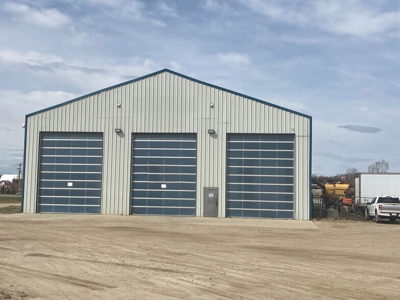 253 Burnt Park Dr, Red Deer County, AB à vendre - Photo du bâtiment - Image 3 de 25