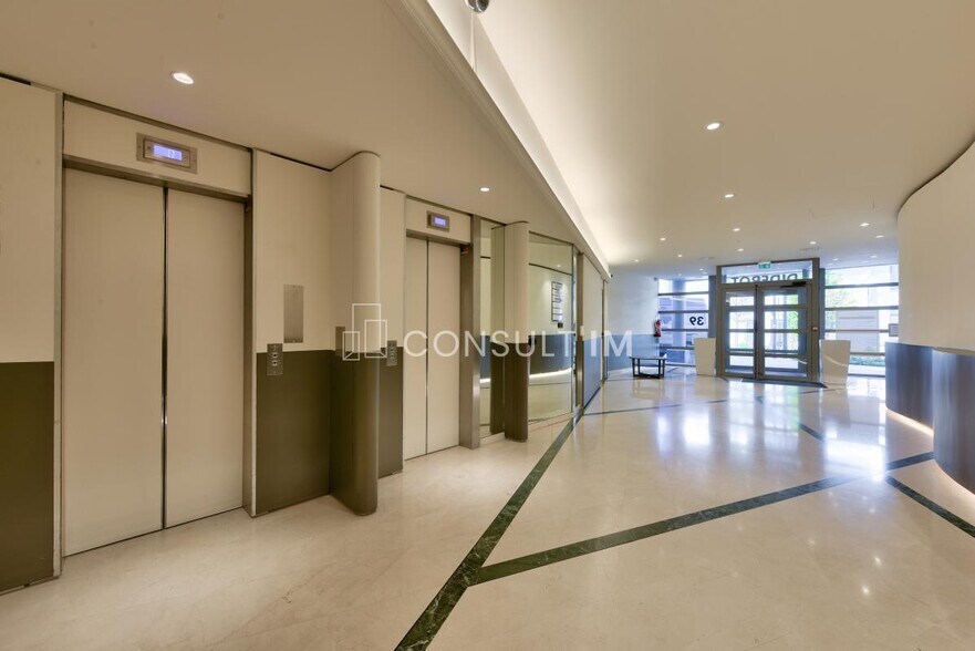 Bureau dans Issy-les-Moulineaux à vendre - Photo du bâtiment - Image 2 de 9