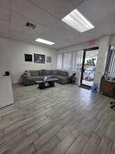 2570-2580 N Powerline Rd, Pompano Beach, FL à louer Photo intérieure- Image 2 de 12