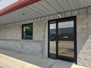 1030 Elizabeth St, Nicholasville, KY for lease Interior Photo- Image 2 of 22