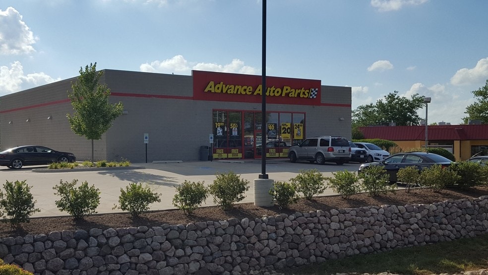 520 S Eastwood Dr, Woodstock, IL for lease - Building Photo - Image 3 of 7