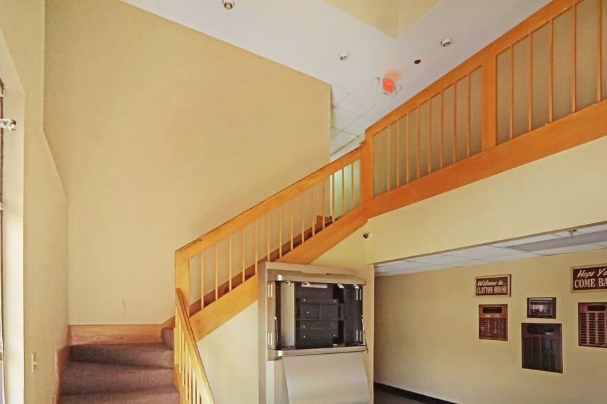 1560 Commercial Ct, Jonesboro, GA for sale - Interior Photo - Image 3 of 37