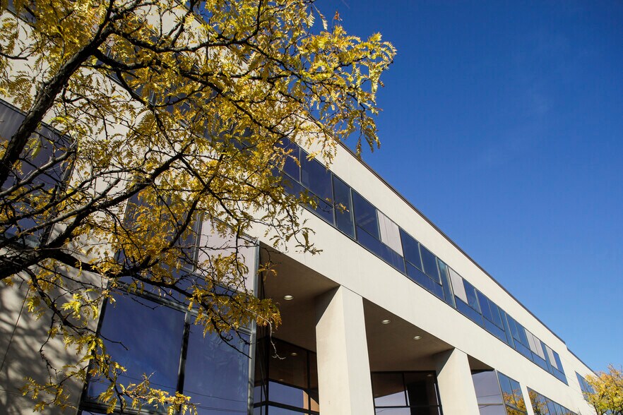 620 W Erie Blvd, Syracuse, NY à louer - Photo du bâtiment - Image 3 de 10