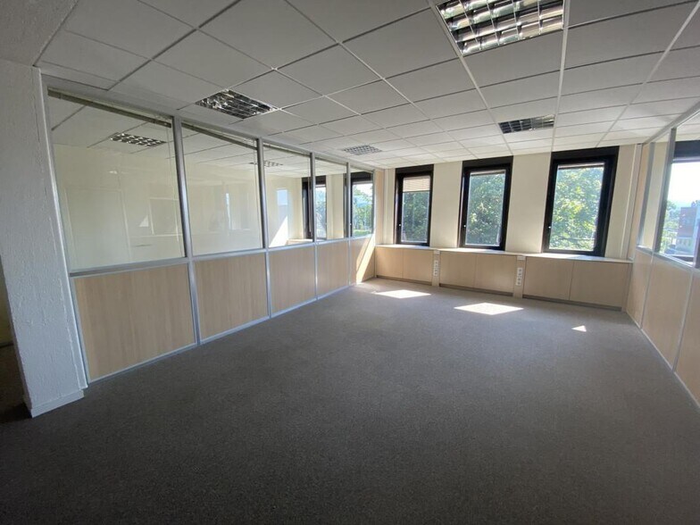 Office in Dardilly for lease - Interior Photo - Image 2 of 10