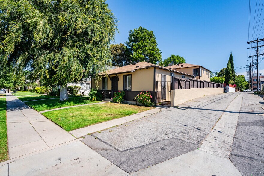 12036 Magnolia Blvd, Valley Village, CA à vendre - Photo du bâtiment - Image 2 de 18