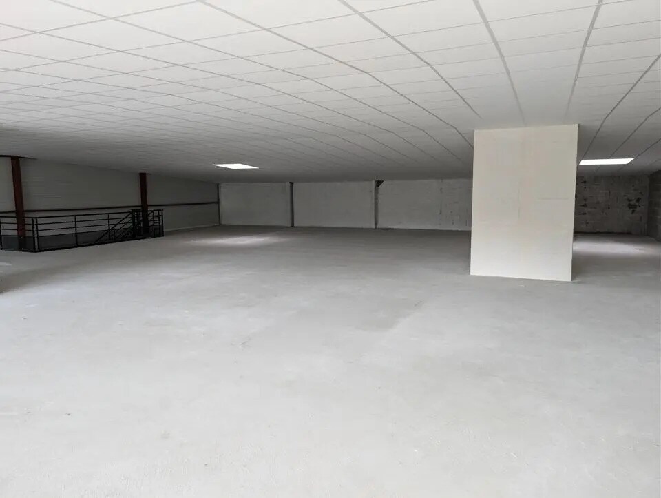 Office in Valence for sale Primary Photo- Image 1 of 4