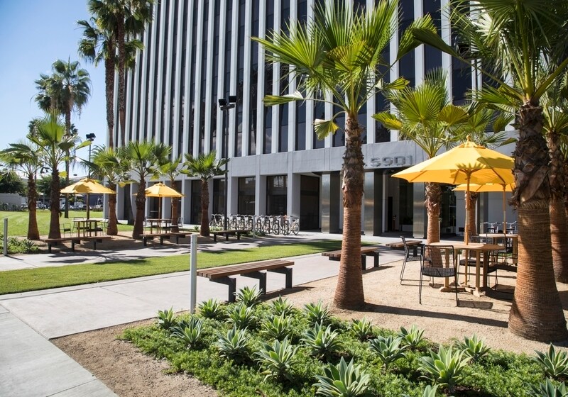 5901 W Century Blvd, Los Angeles, CA à louer - Photo du bâtiment - Image 3 de 5