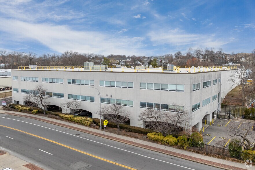 10 Midland Ave, Port Chester, NY à louer - Photo principale - Image 1 de 6