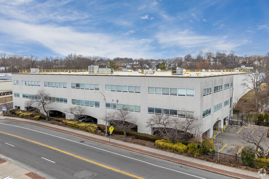 10 Midland Ave, Port Chester, NY for lease - Primary Photo - Image 1 of 6