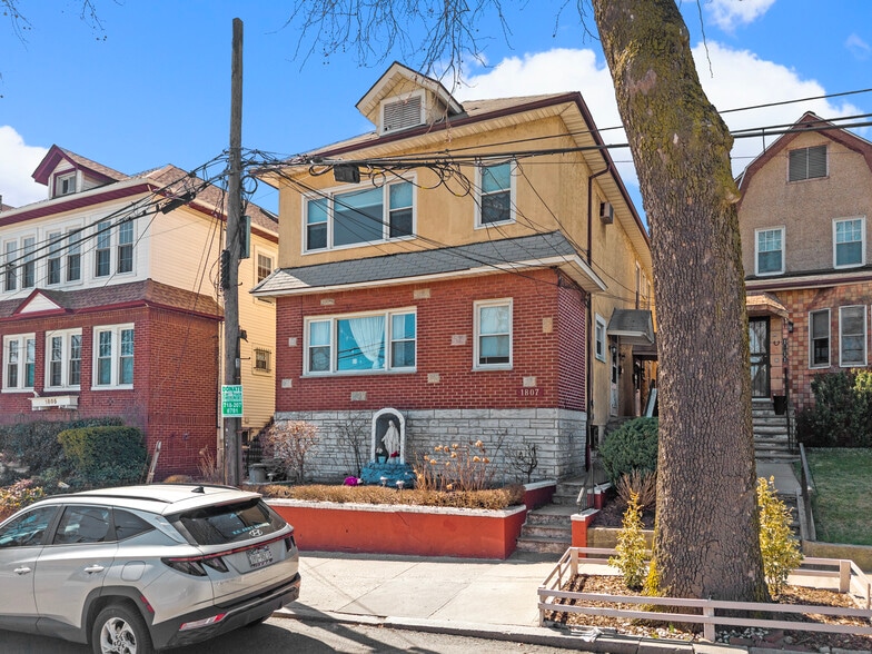 1807 Willow Ln, Bronx, NY à vendre - Photo du bâtiment - Image 3 de 15