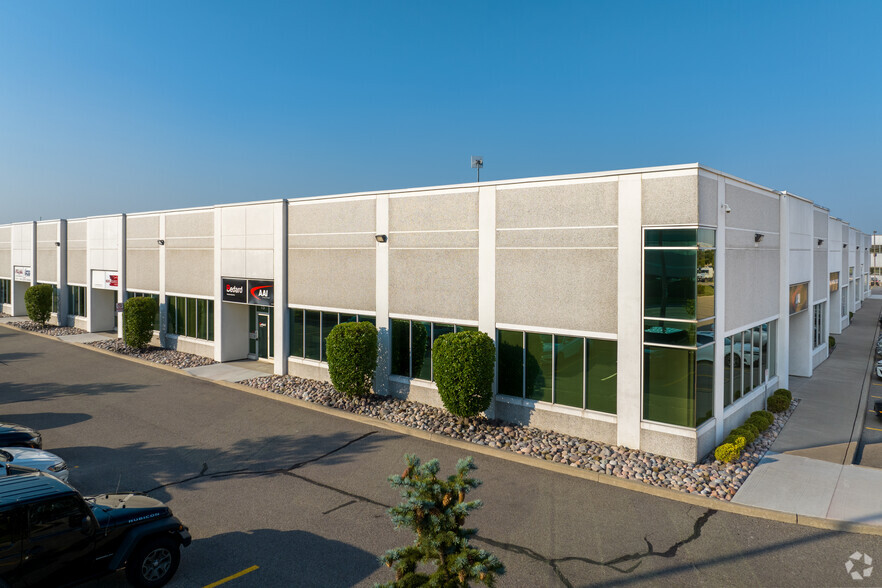 5250 Satellite Dr, Mississauga, ON for lease - Building Photo - Image 2 of 5