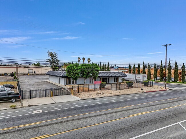 Plus de détails pour 15384 Arrow Blvd, Fontana, CA - Industriel à louer