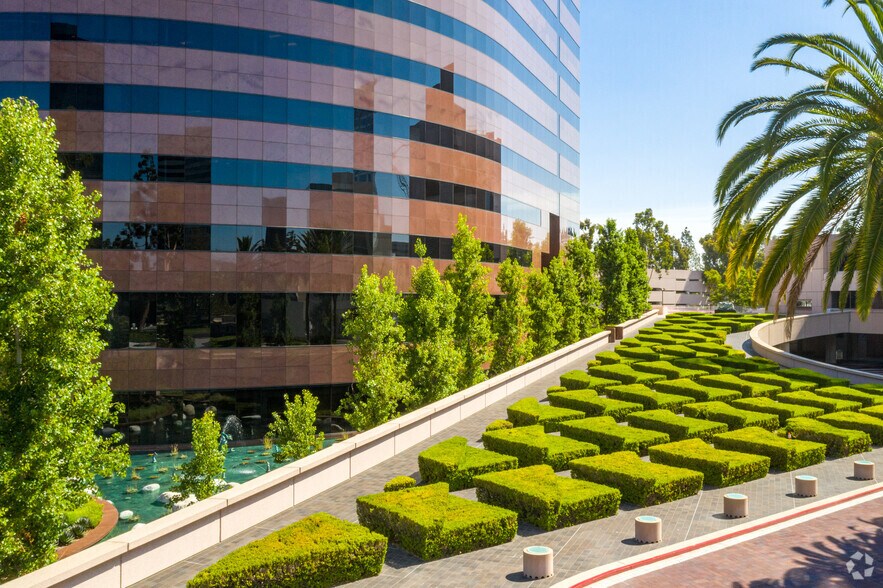 650 Town Center Dr, Costa Mesa, CA à louer - Photo du bâtiment - Image 2 de 21