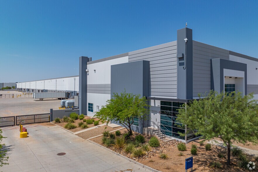 7775 W Buckeye Rd, Phoenix, AZ à louer - Photo du bâtiment - Image 2 de 5