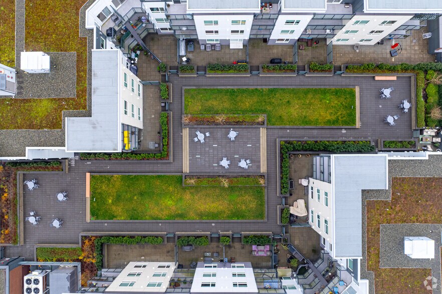 1915 Sooke Rd, Victoria, BC à louer - Photo du bâtiment - Image 3 de 32