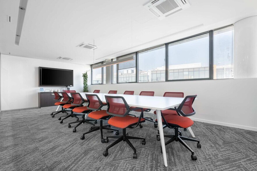 13 Rue Camille Desmoulins, Issy-les-Moulineaux for lease - Interior Photo - Image 3 of 34