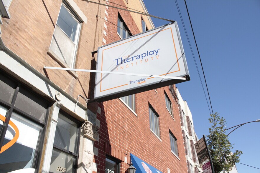 1224 W Belmont Ave, Chicago, IL à louer - Photo du bâtiment - Image 3 de 23