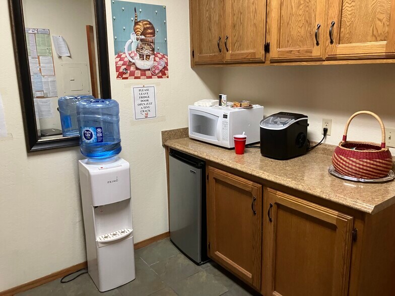 513-519 W Center St, Visalia, CA for lease - Building Photo - Image 3 of 11