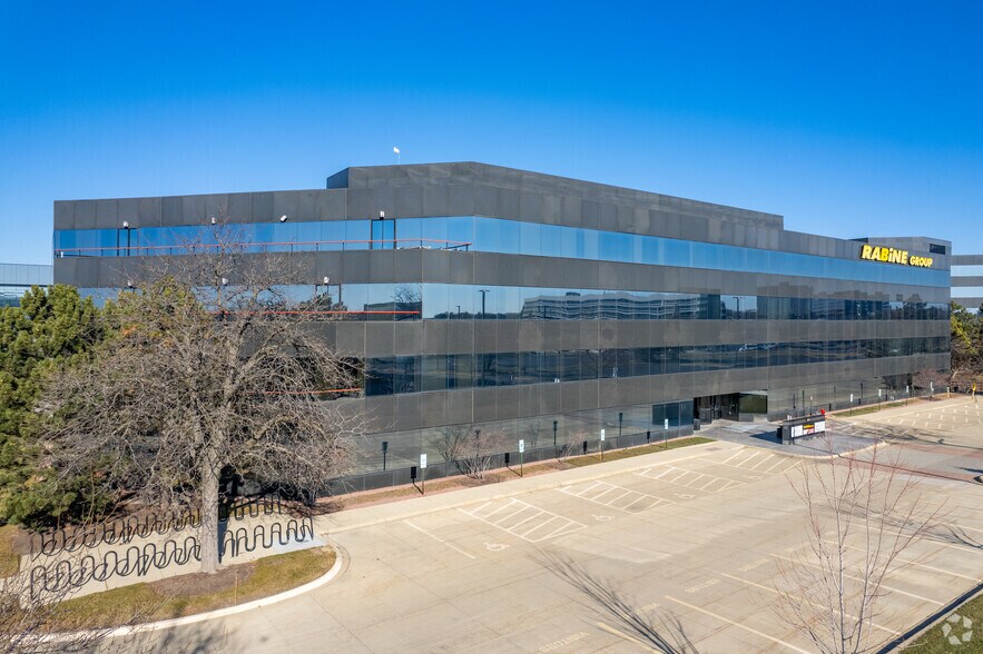 900 National Pky, Schaumburg, IL à louer - Photo du bâtiment - Image 3 de 9