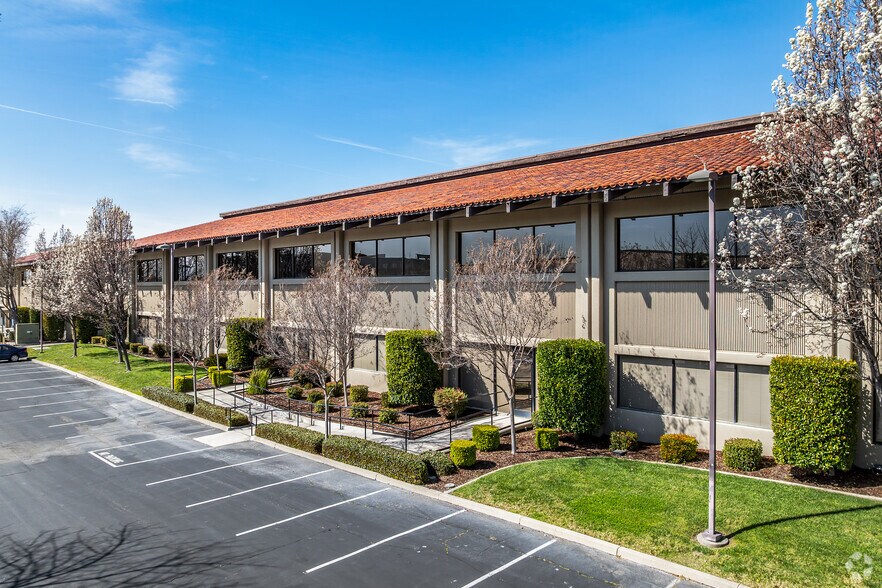 3901 Lennane Dr, Sacramento, CA à louer - Photo du bâtiment - Image 3 de 6
