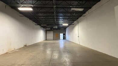 837 Oakton St, Elk Grove Village, IL à louer Photo intérieure- Image 2 de 6